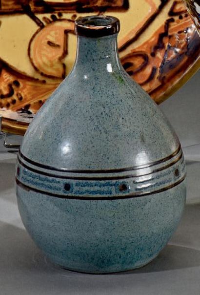 FRANCIS JOURDAIN (1876-1958) Frise centrale de motifs géométriques
Vase bouteille.
Épreuve...