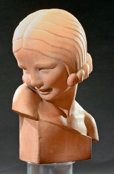GUÉRO (actif dans les années 1920 à 1940) Buste de jeune fille
Épreuve en terre cuite.
Signée...