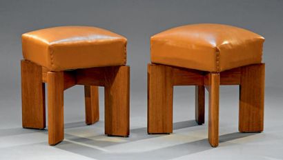 André SORNAY (1902-2000) Paire de tabourets carrés en placage de bois exotique. Piétements...
