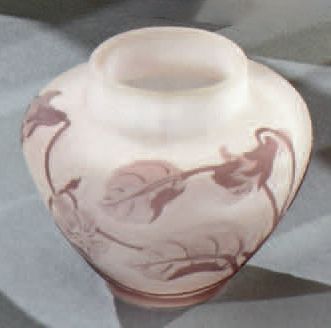 Établissements GALLÉ (1904-1936) Fleurs de lin
Vase balustre à col annulaire.
Épreuve...