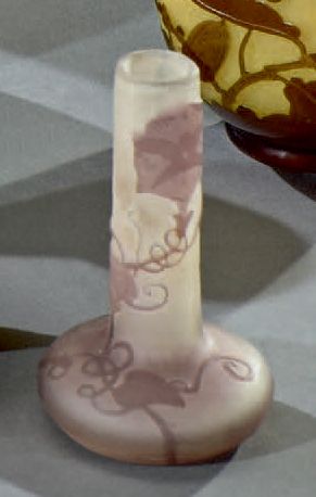 Établissements GALLÉ (1904-1936) Capucines
Vase oignon, la base bulbeuse et le col...