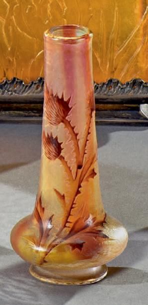 DAUM Nancy Chardons
Vase soliflore de forme oignon.
Épreuve en verre multicouche...