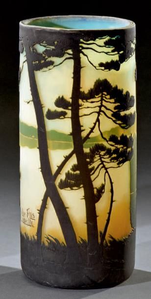 MULLER FRERES LUNEVILLE Paysage lacustre traité dans le goût du cloisonnisme
Vase...
