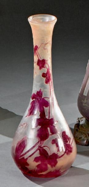 LEGRAS Ampélopsis Vase piriforme soliflore.
Épreuve en verre au décor dégagé à l'acide...