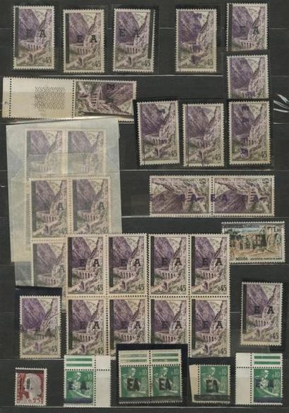 ALGERIE Collection de plus de 400 timbres surchargés «EA» dans un classeur où les...