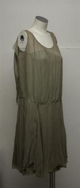 Archives textiles - Etoffes - Papiers peints Robe habillée, vers 1925, robe de dessus...