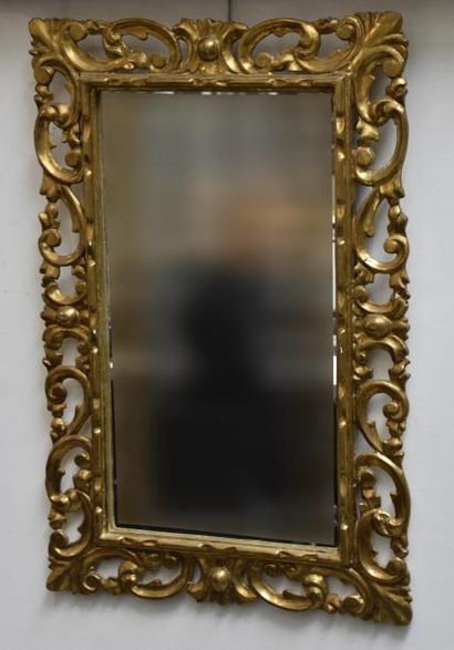 MOBILIER Miroir rectangulaire en bois doré à décor de rinceaux ajourés
Italie, fin...
