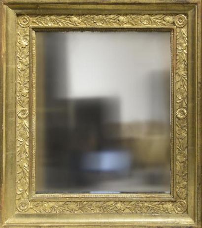 MOBILIER Miroir au mercure, biseauté, le cadre en bois doré à décor de fleurs et...