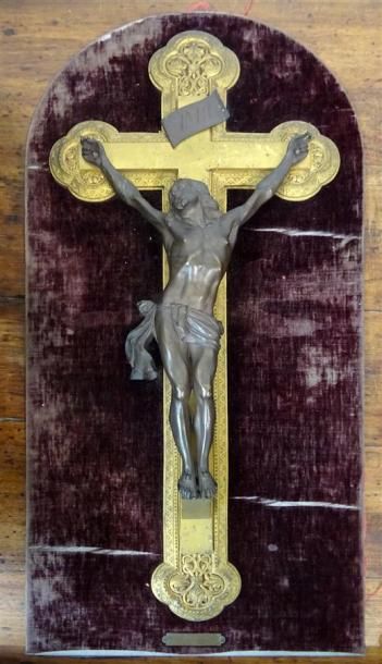 OBJETS D'ART Christ en bronze à patine brune, croix en laiton doré H. 58 cm L. 24...