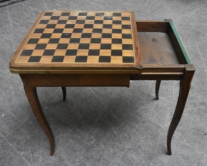 MOBILIER Table à jeu pliante, le plateau marqueté d'un damier, pieds cambrés, l'intérieur...