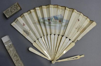 OBJETS D'ART Eventail plié, la feuille en papier à décor peint polychrome d'une scène...