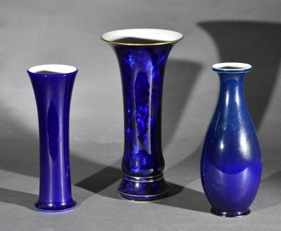 Céramique - Faïence - Porcelaine SEVRES Trois vases en porcelaine à fond bleu, l'un...