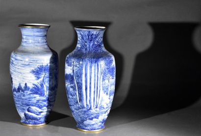 OBJETS D'ART LIMOGES Paire de vases balustre en porcelaine à décor en camaïeu bleu...