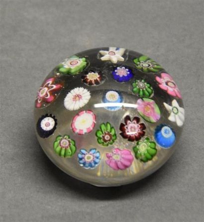 Verre et arts du feu CLICHY, XIXe siècle Boule presse papier en verre à décor floral...