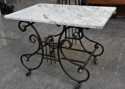 MOBILIER Table dite "de boucher" en fer forgé et laiton, dessus de marbre blanc Fin...