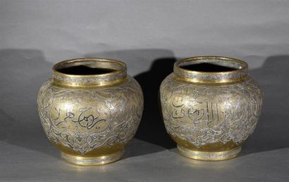 OBJETS D'ART Paire de vases boule en laiton à décor gravé et rehaussé d'argent Proche-Orient,...