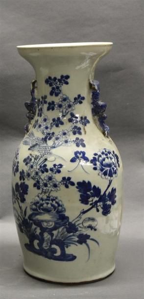 Art d'Asie CHINE - XXe siècle Vase à deux anses à décor en bleu d'un oiseau sur un...