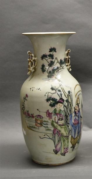Art d'Asie CHINE - XXe siècle Vase à deux anses à décor polychrome de personnages...