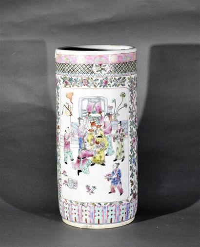 Art d'Asie CHINE - XXe siècle Vase rouleau en porcelaine à décor polychrome de scènes...