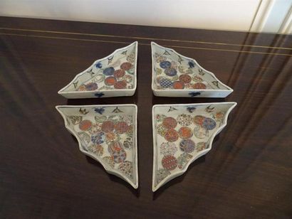 Art d'Asie JAPON Suite de quatre ramequins triangulaires en porcelaine àdécor polychrome...