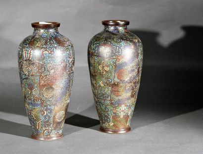Art d'Asie CHINE XXe siècle Paire de vases en cloisonné H. 37 cm