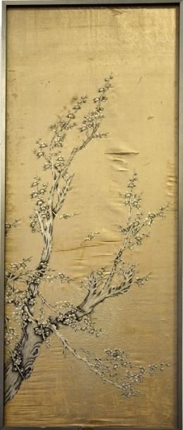 Art d'Asie JAPON, vers 1900 Vol de chauves-souris dans un arbre en fleurs, sur fond...