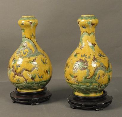 Céramique - Faïence - Porcelaine Paire de vases bouteilles en grès à décor polychrome...