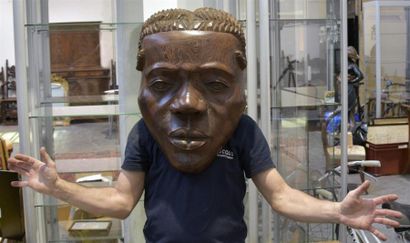 OBJETS D'ART MASSENGO (XXe siècle)
Masque d'homme en wengé sculpté, signé
H. 54 cm
Fente...