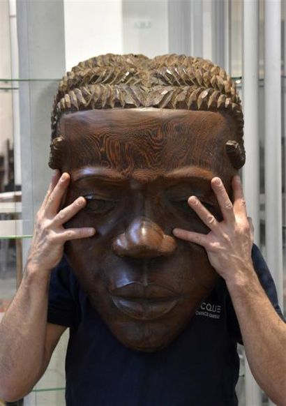 OBJETS D'ART MASSENGO (XXe siècle)
Masque d'homme en wengé sculpté, signé
H. 54 cm
Fente...