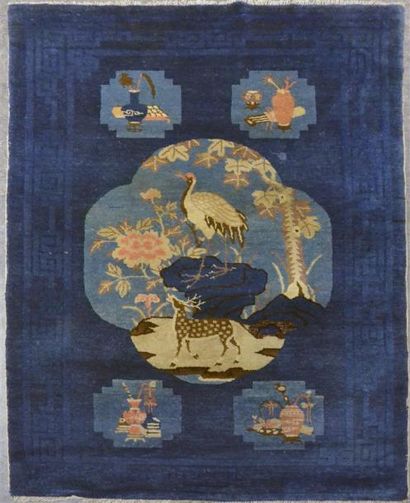 Tapis - Tapisseries CHINE, première moitié du XXe siècle Tapis à décor dans un médaillon...