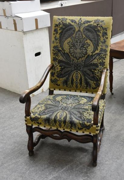null 
Important fauteuil à dossier droit


Epoque Louis XIII


H. 120 cm L. 67 cm...