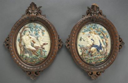 OBJETS D'ART Paire de médaillons en céramique à décor en relief d'un couple de faunes...