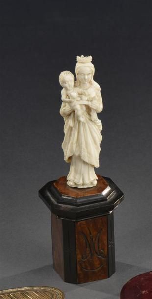 OBJETS D'ART DIEPPE Vierge à l'enfant en ivoire XIXe siècle Socle en bois H. 8 cm...