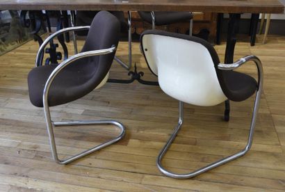 DESIGN Travail italien des années 1970 Suite de quatre chaises, coque en fibre, garniture...