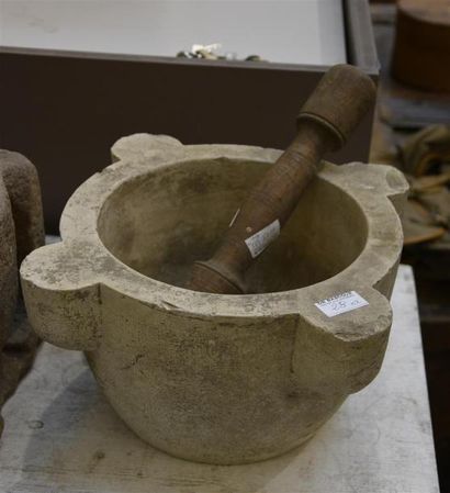 Art populaire et Objets de curiosité Mortier en pierre avec un pilon en bois XXe...