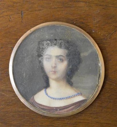 MINIATURES Ecole FRANCAISE du XIXe siècle Jeune femme au collier de lapis lazulli...