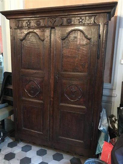 MOBILIER Armoire en bois naturel à décor de cours et d'étoiles au fronton, les portes...