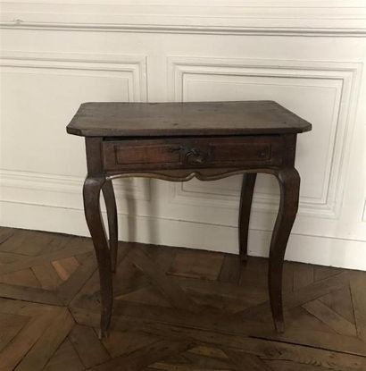 MOBILIER Petite table en chêne ouvrant à un tiroir et pieds galbés XVIIIe siècle...
