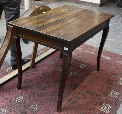 MOBILIER Table en bois naturel, les pieds cambrés XVIIIe siècle H. 71 cm L. 94 cm...