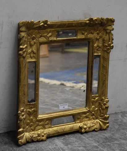 MOBILIER Miroir à parcloses en bois doré et sculpté de fleurs et palmettes aux écoinçons,...