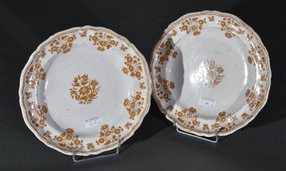 Céramique - Faïence - Porcelaine MOUSTIERS Deux assiettes formant pendant en faïence...