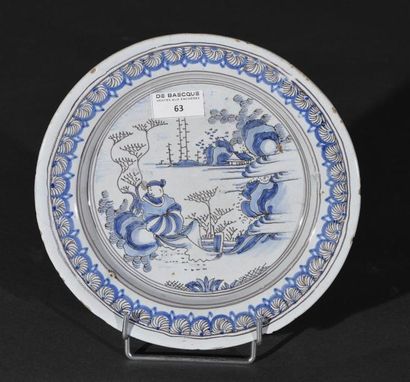 Céramique - Faïence - Porcelaine NEVERS Petit plat rond en faïence décoré en camaïeu...
