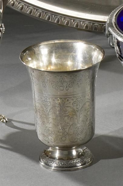 ORFEVRERIE Grande timbale sur piédouche en argent guilloché à décor de fleurs, frise...