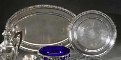 ORFEVRERIE Un grand plat ovale et un plat rond en métal argenté, les bords ornés...