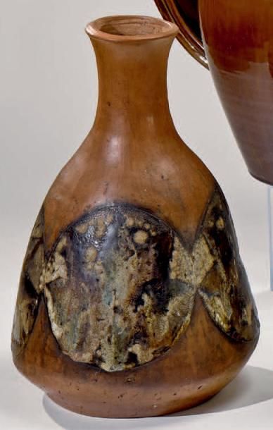 Paul QUERE (1931-1993) - Atelier LE MINOTAURE Vase piriforme en céramique partiellement...