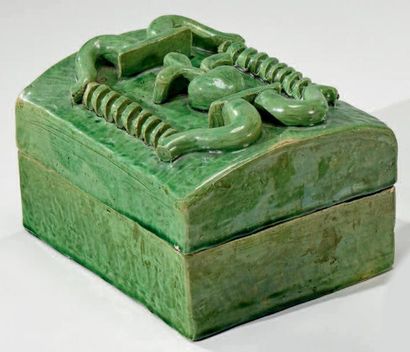 Georges JOUVE (1910-1964) Boîte en céramique émaillée verte, dessus à décor stylisé...
