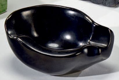 Georges JOUVE (1910-1964) Cendrier en céramique émaillée noire. Signé
H. 6 cm - L....