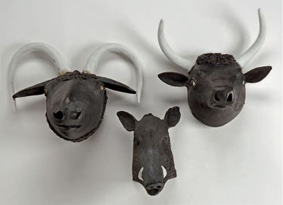 François GUENEAU (né en 1937) Suite de trois masques en grès et porcelaine émaillée...
