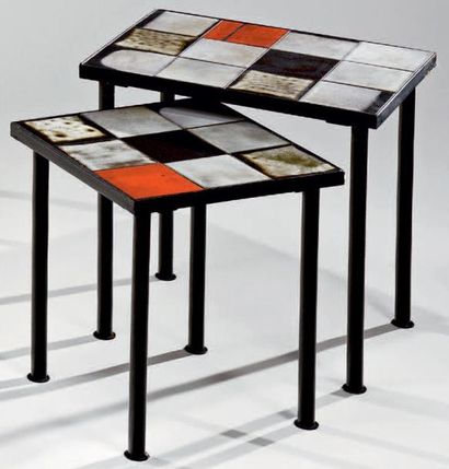 MADO JOLAIN (née en 1921) Suite de deux tables à plateau en carreaux de céramique...