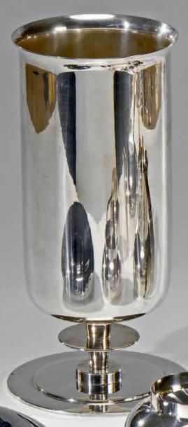 Christian FJERDINGSTAD (1891-1968) Vase conique en métal argenté reposant sur un...